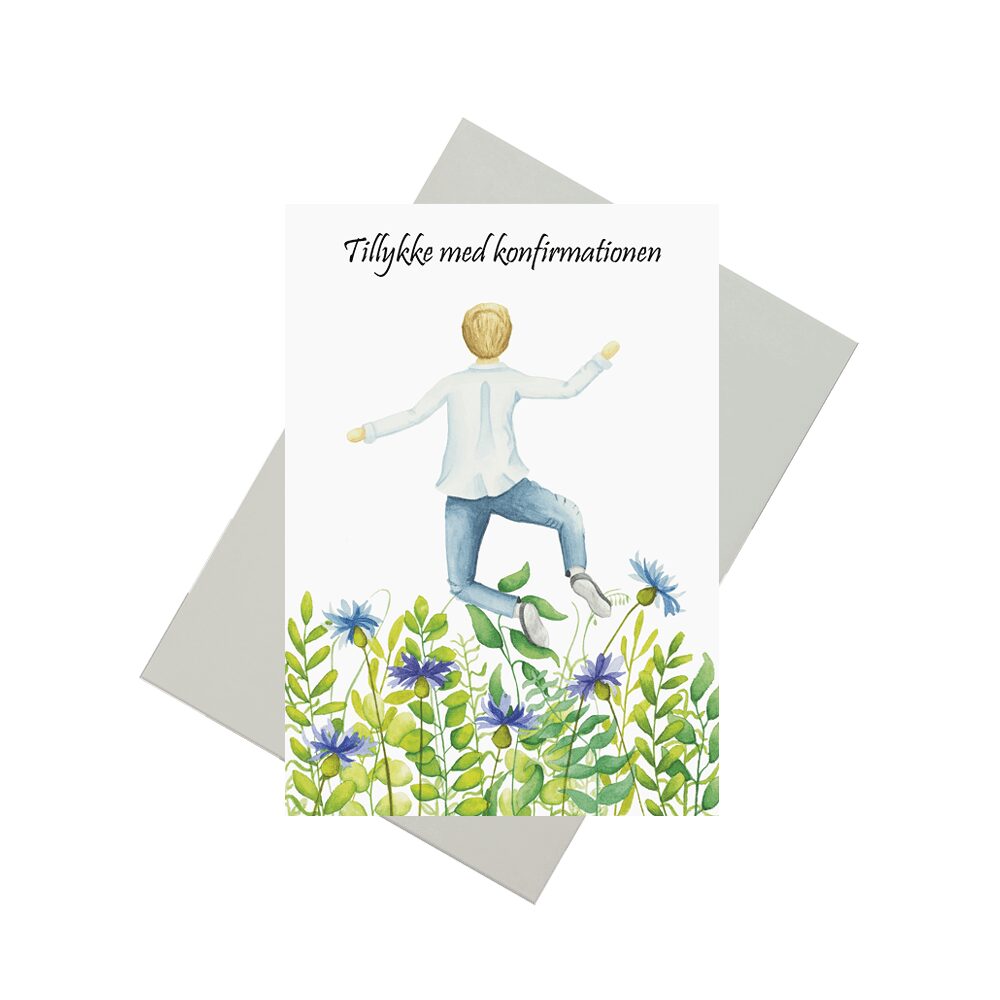 Konfirmationskort til dreng. På kortet ses en glad og jublende konfirmand der springer op af en blomstermark. Blomsterne er i blå nuancer. Øverst på kortet står der "Tillykke med konfirmationen". Bagved kortet ses en grålig kuvert.